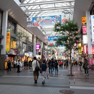 パーソナリティー3人がこの番組に関わった経緯などをフリートーク