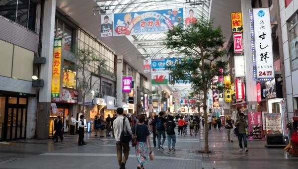 パーソナリティー3人がこの番組に関わった経緯などをフリートーク